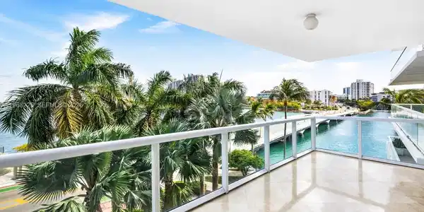 10 Venetian Way