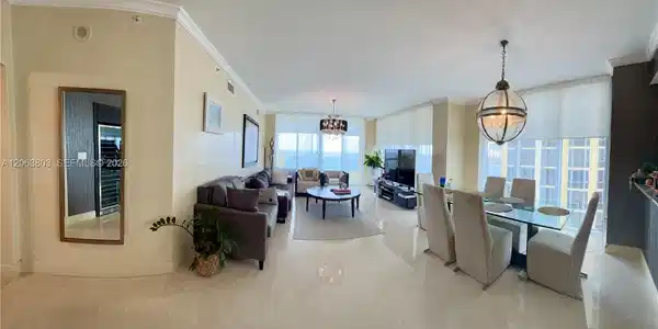 Image 4: Living Room
