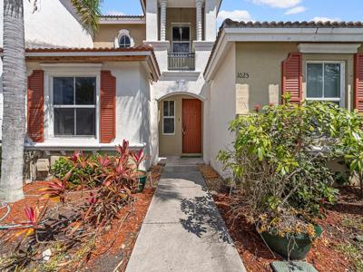 1025 NE 42nd Ter