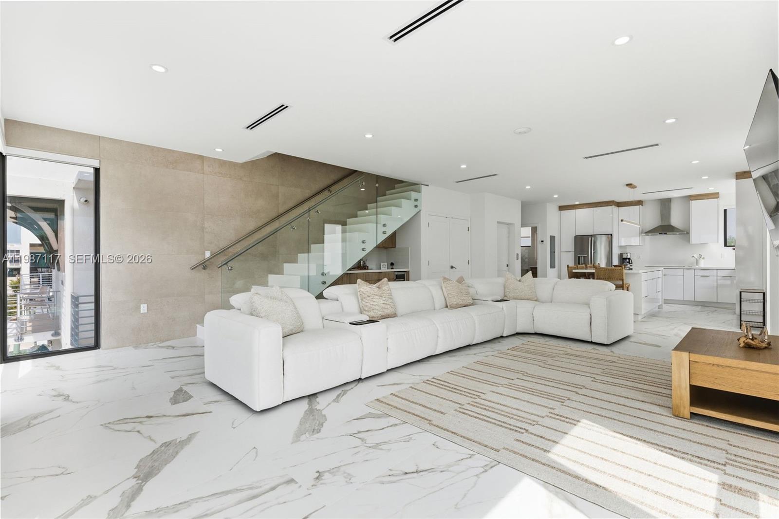 Image 3: Open Floor Plan