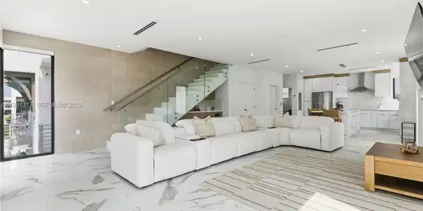 Image 3: Open Floor Plan