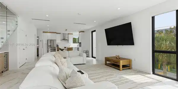 Image 4: Furnished!!