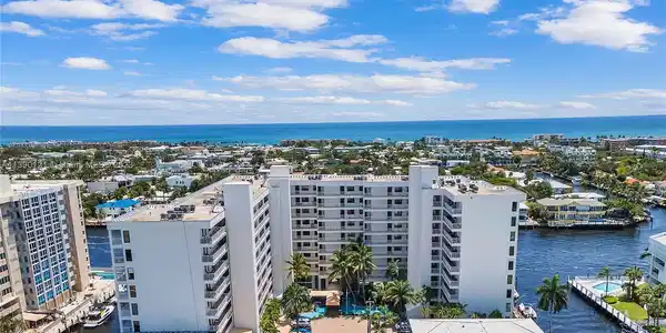 3100 NE 48th St Unit 715