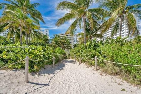 1623 Collins Ave