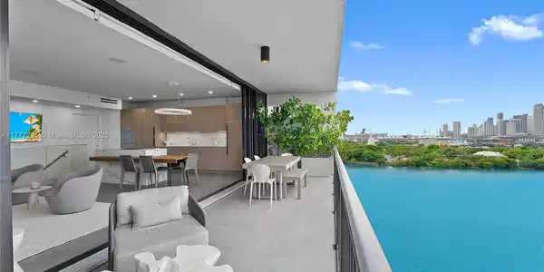 1000 Venetian Way