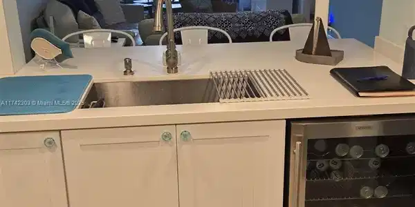 Image 3: KITCHEN W/ WINE COOLER
