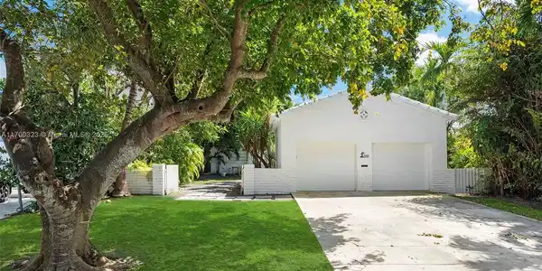 1660 Bay Dr
