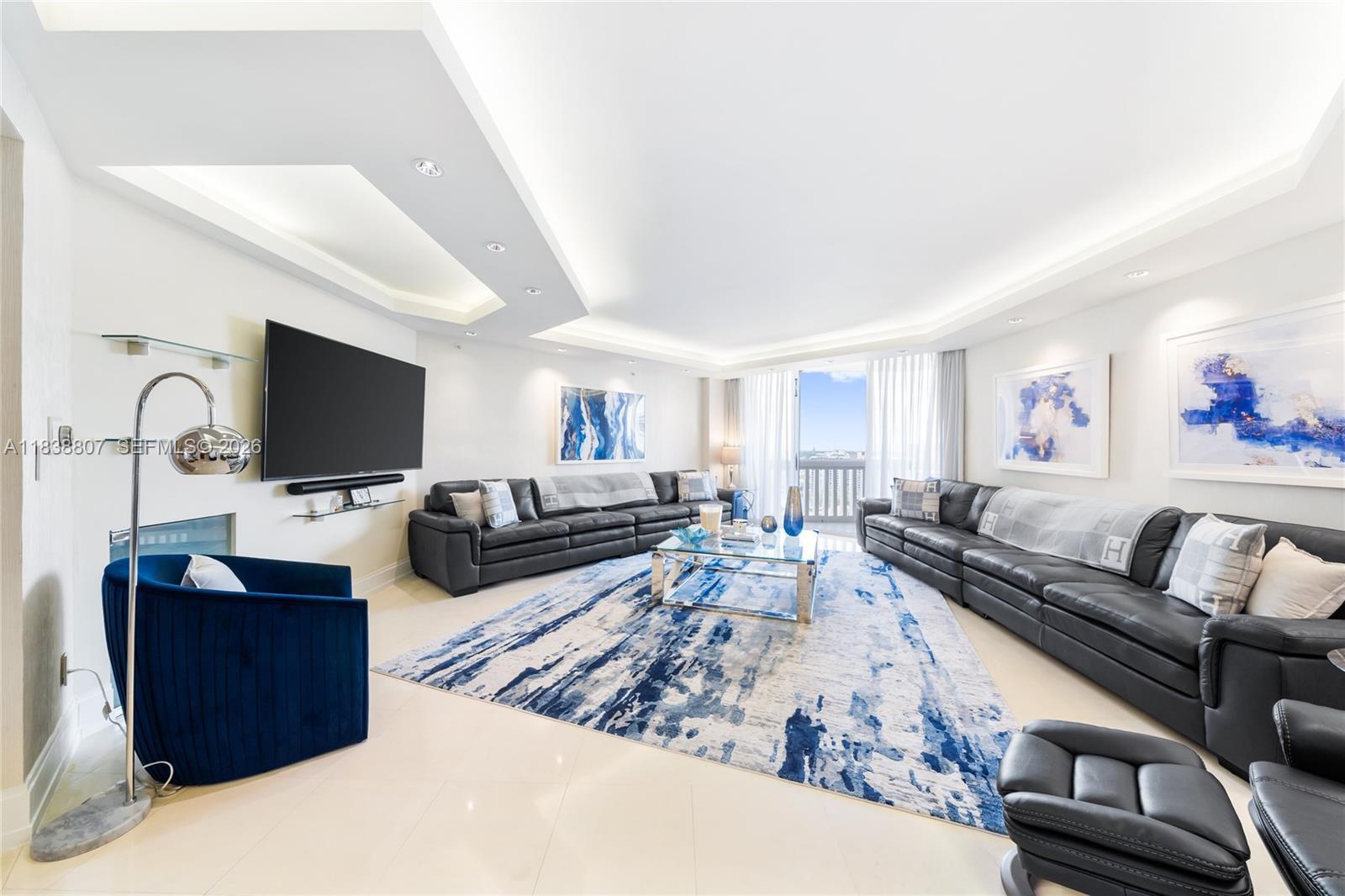 Image 2: Spacious living room