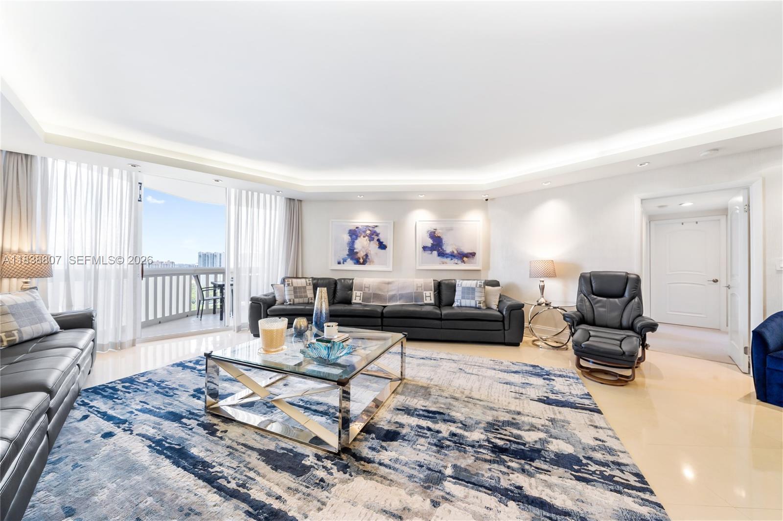 Image 3: Large living room