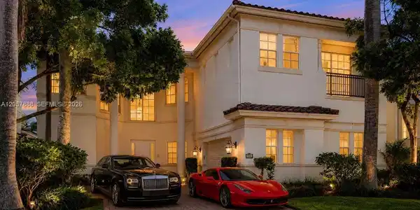 996 Sanibel Dr