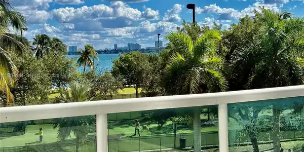 1800 N Bayshore Dr