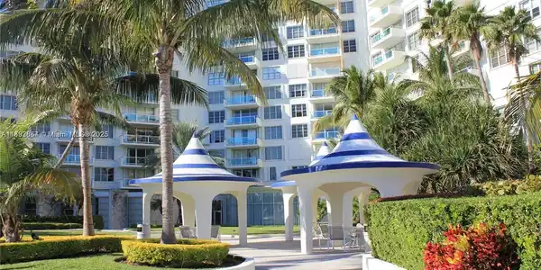 5161 Collins Ave