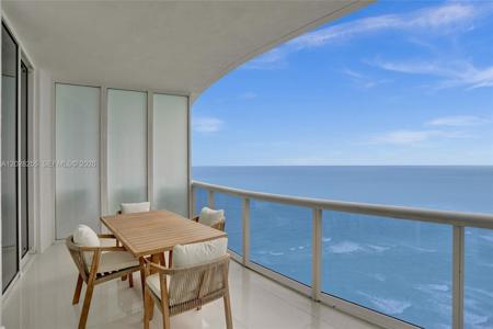 15901 Collins Ave