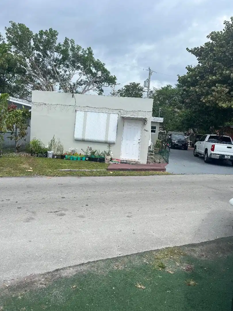 Image 1: FRONT HOUSE