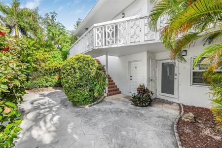 2858 Pine Tree Dr