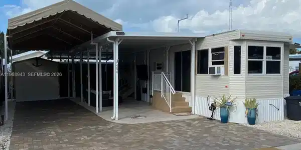 325 Calusa St 454