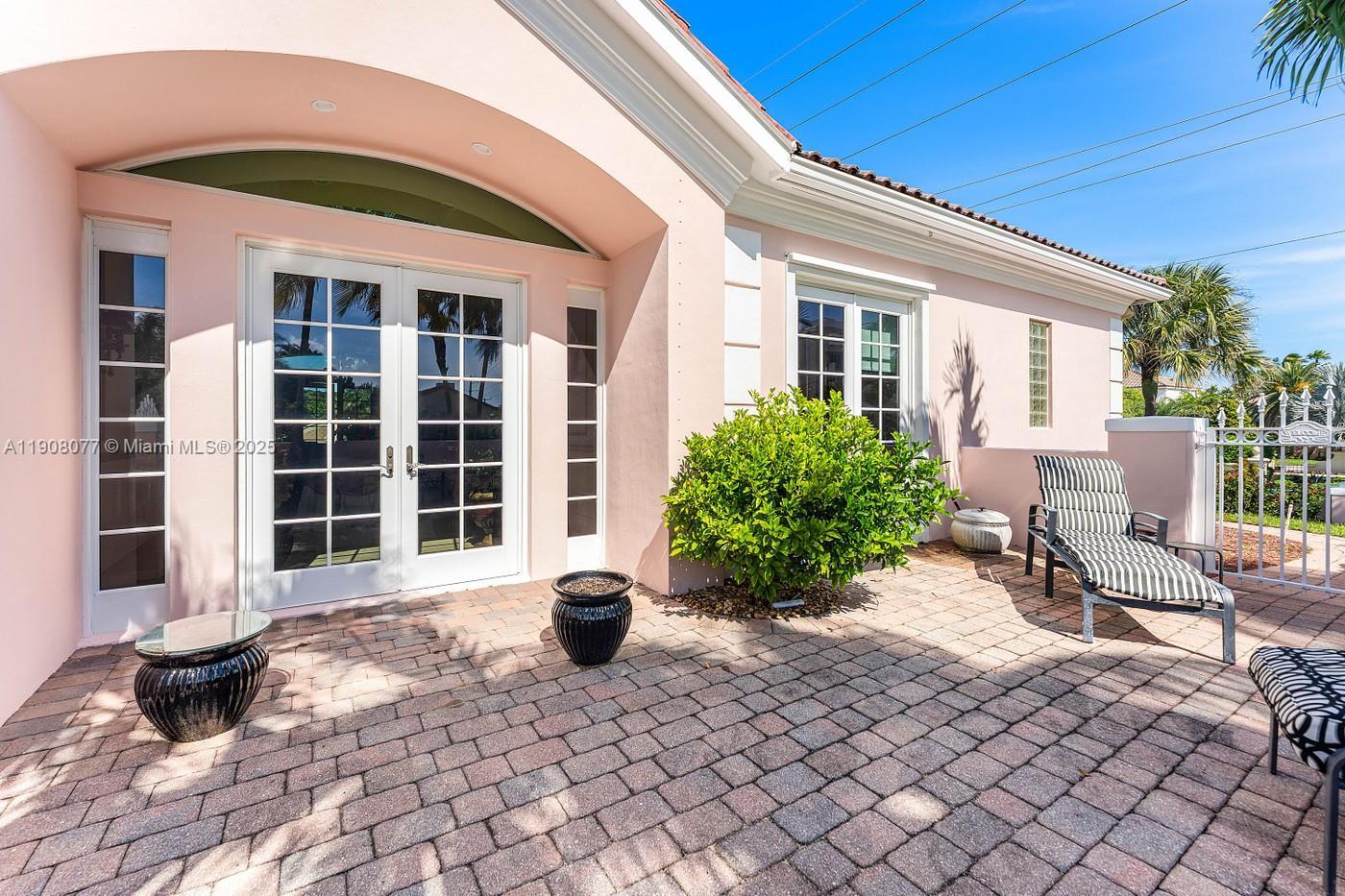 Image 4: Lyra Cr. outside entertaining patio