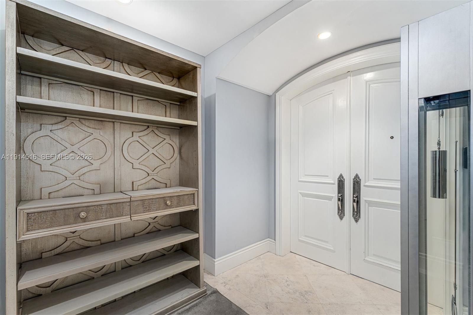 Image 4: Private Entry
