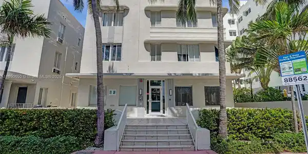 3710 Collins Ave