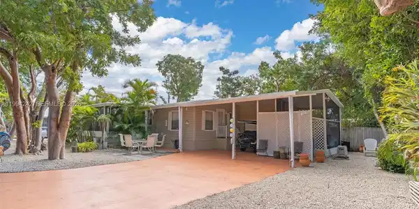 900 S Emerald Dr
