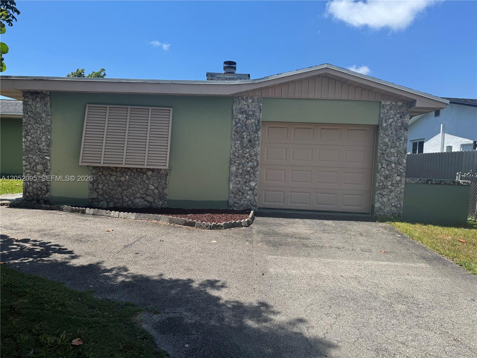 Image 1: One car garage