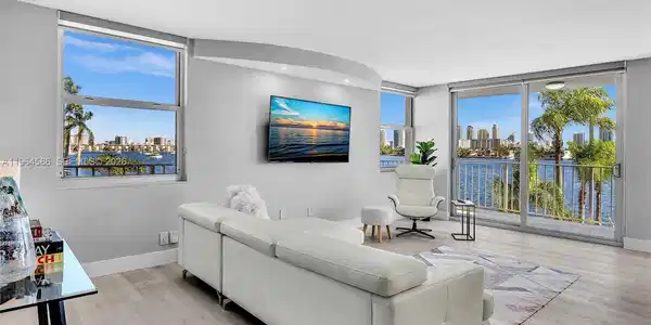 Image 3: Corner unit - views from EVERY window!