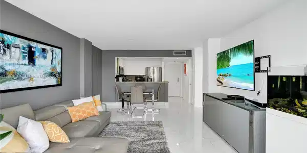 600 NE 36th St Unit 212