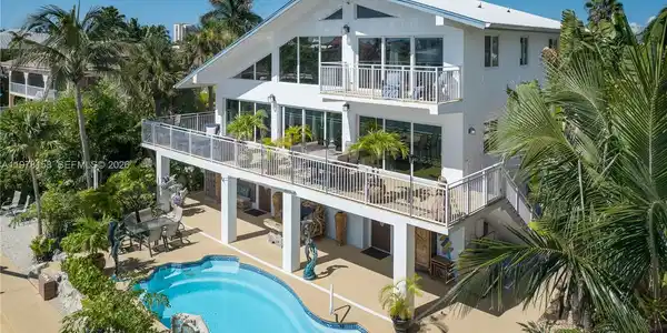 Image 4: Canal side home and pool