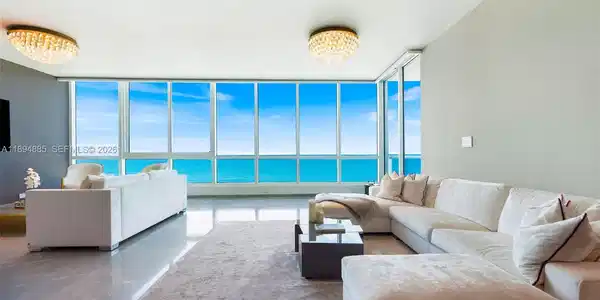 100 S Pointe Dr