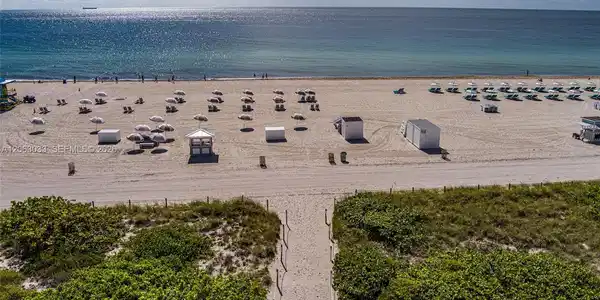 Image 2: Diret access to beach