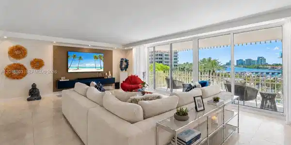3 Grove Isle Dr