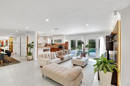 726 NE 17th Way