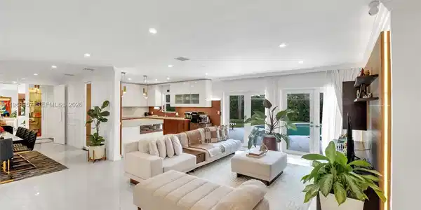 726 NE 17th Way