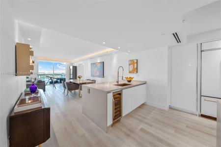 10 Venetian Way