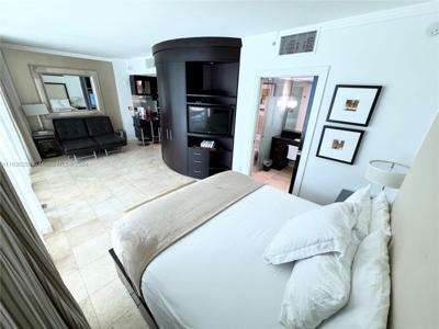 1437 Collins Ave