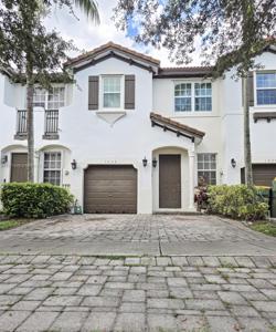 1054 NE 30th Ave