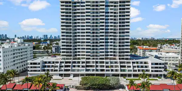 2555 Collins Ave
