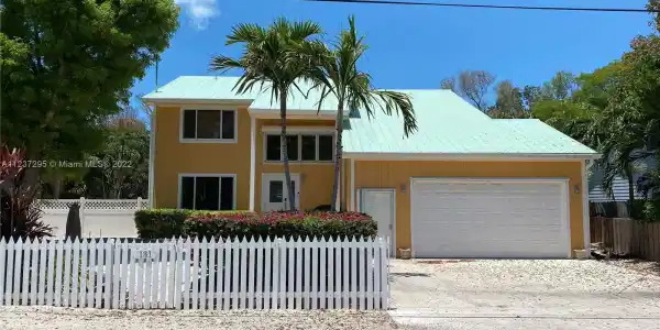 131 Riviera Dr