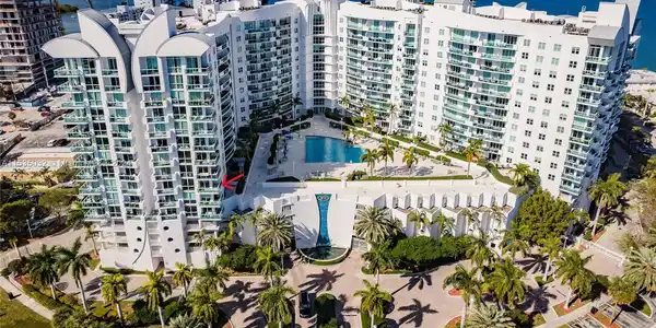 7900 Harbor Island Dr