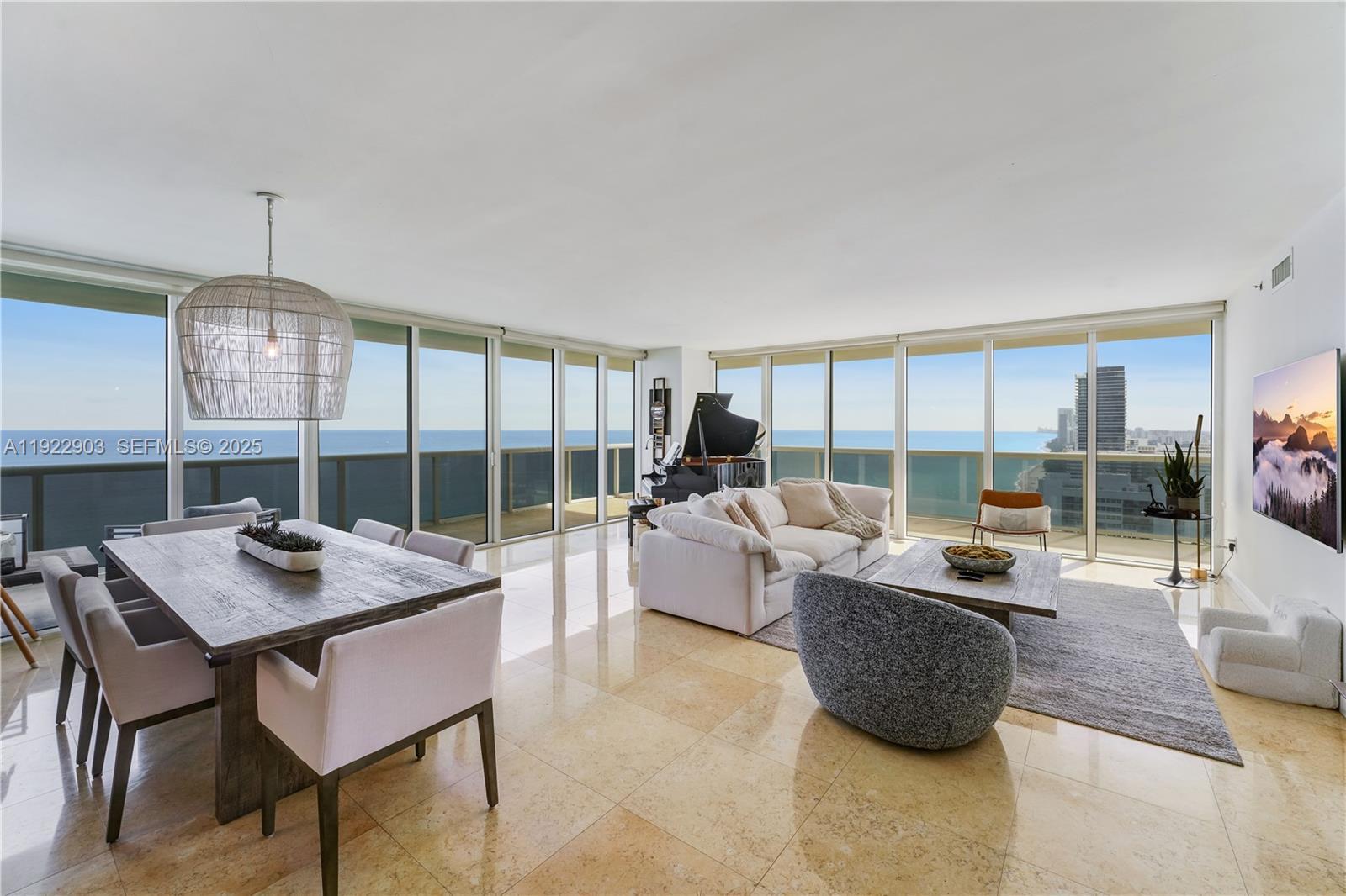 Image 4: Corner unit with direct ocean views facing South East