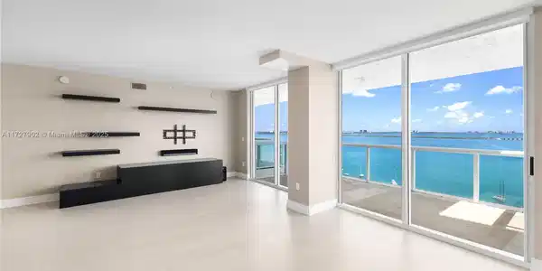 10 Venetian Way