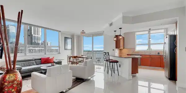 2000 N Bayshore Dr