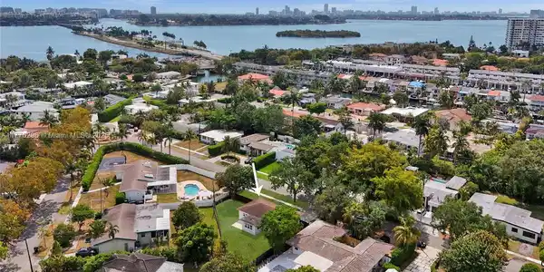 2125 Alamanda Dr