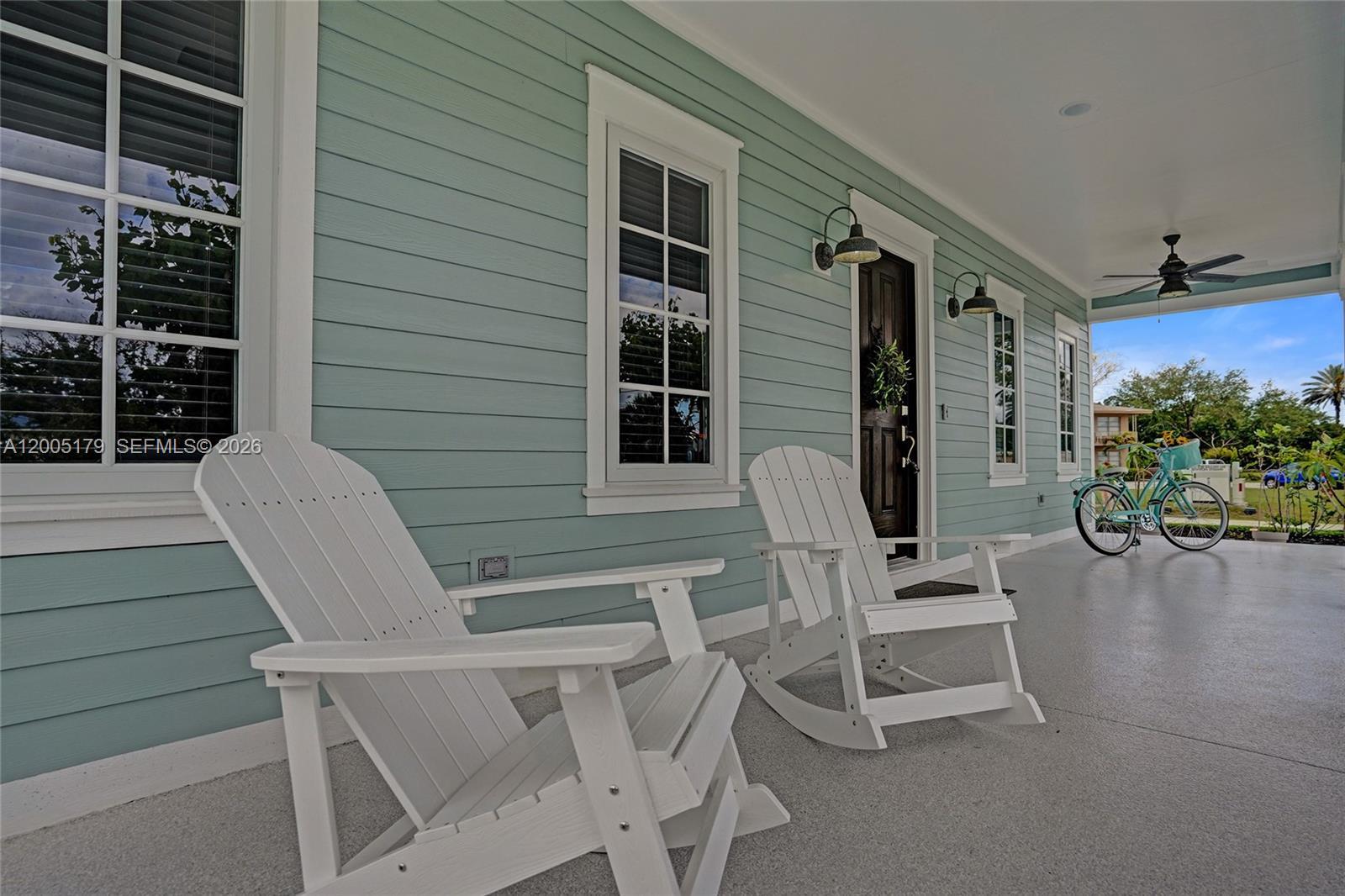 Image 4: Front Patio