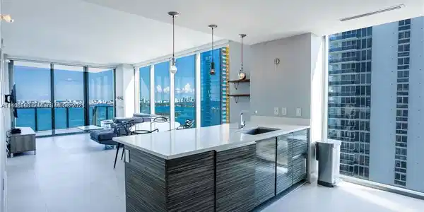 460 NE 28th St Unit 2708