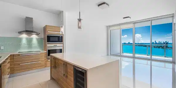 2020 N Bayshore Dr