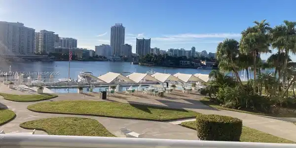 900 Bay Dr