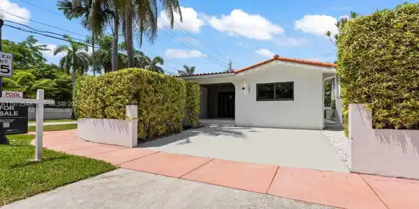 1221 Biarritz Dr