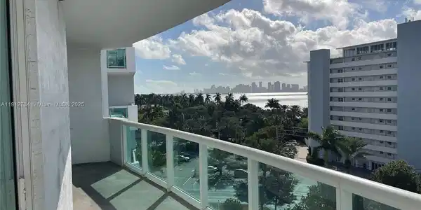 7900 Harbor Island Dr