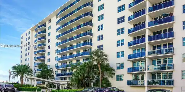 7501 E Treasure Dr Unit 7G